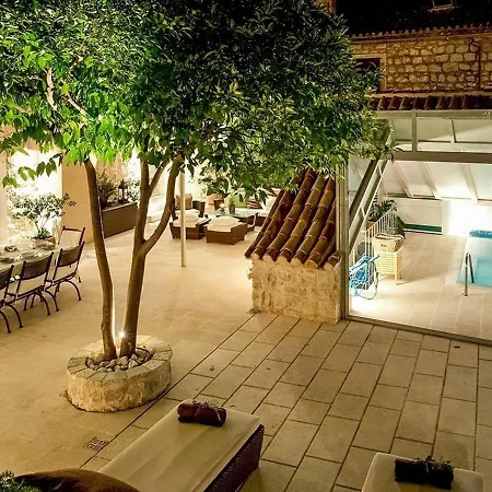 Spacious 5-bedroom House Holiday home